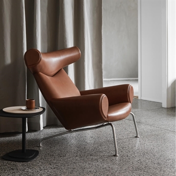 Fredericia Furniture Wegner Ox Chair 1000 Fåtölj, Läder Cera 905, Russet Brown sett i ett vardagsrum