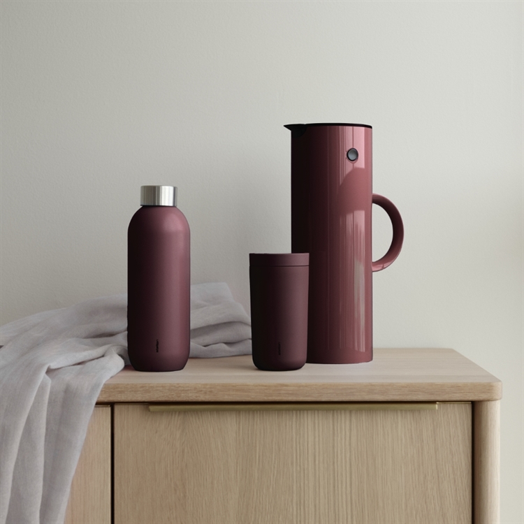 Stelton produkter i färgen \'Berry\'