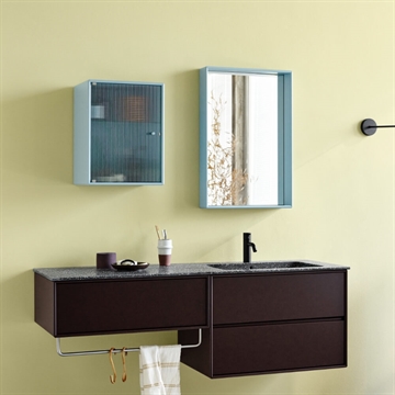 Montana SHELFIE Color Frame Mirror, Flinta - sett i badrum tillsammans med Ripple Bathroom Cabinet