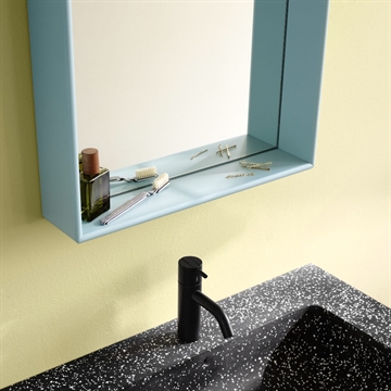 Montana SHELFIE Color Frame Mirror, Flinta - sett i badrum tillsammans med Ripple Bathroom Cabinet