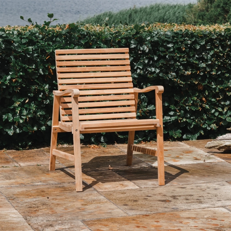 Noble Denmark Tikøb Trädgårdsstol, Teak - sett in på en terrass