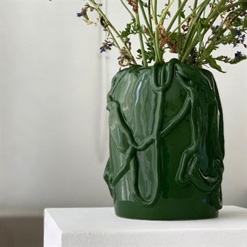 Raawii x Michael Kvium Jam Vase - Juniper sett med blommor i