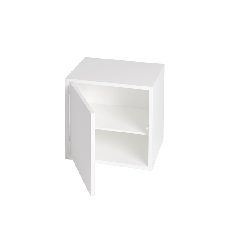 Muuto Stacked Hylla sett i Stacked Medium med lucka Vit